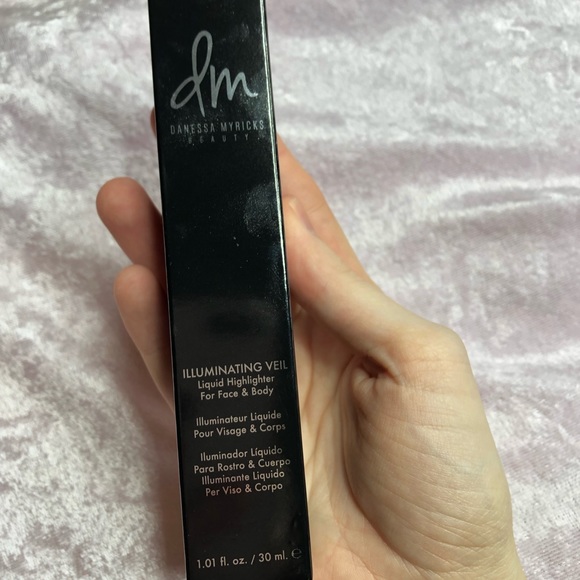 Danessa Myricks Beauty Illuminating Veil Liquid Highlighter for face and body - Picture 2 of 8